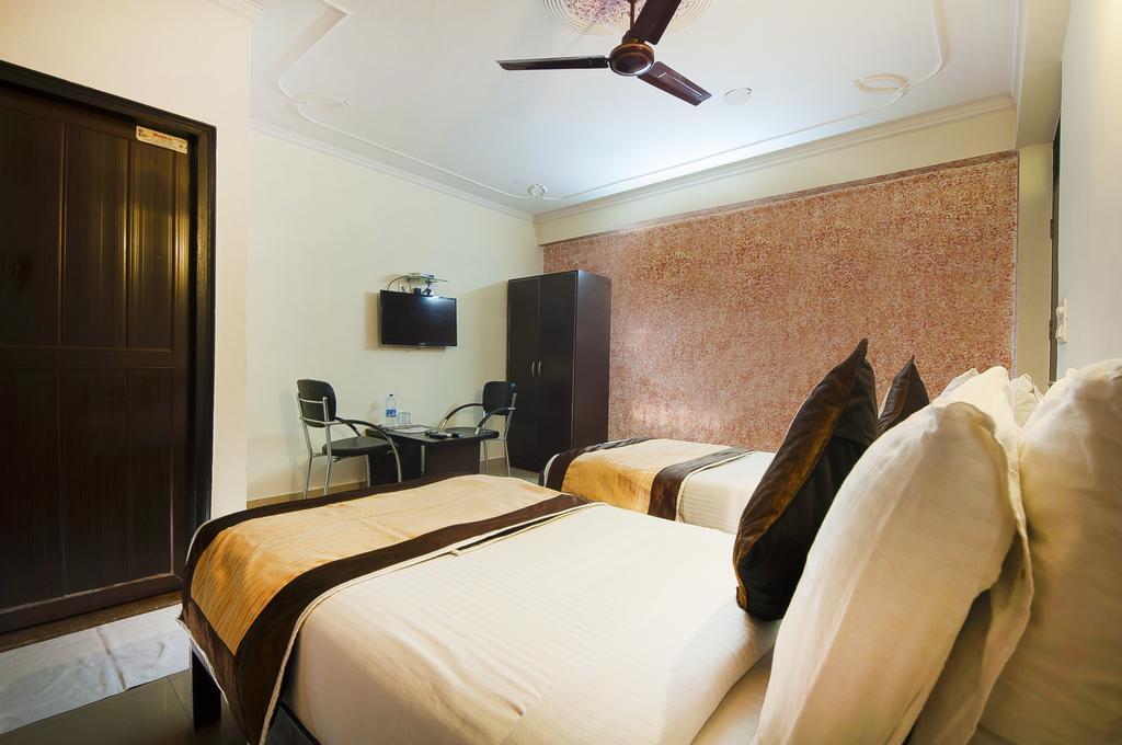 Charanpahari Hotel 뉴델리 외부 사진