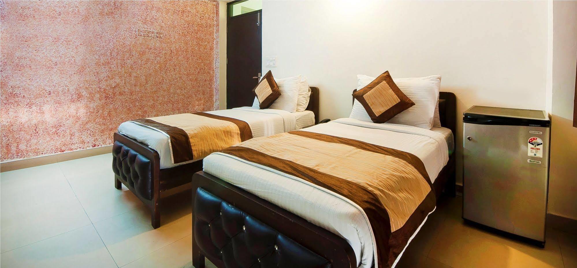Charanpahari Hotel 뉴델리 외부 사진