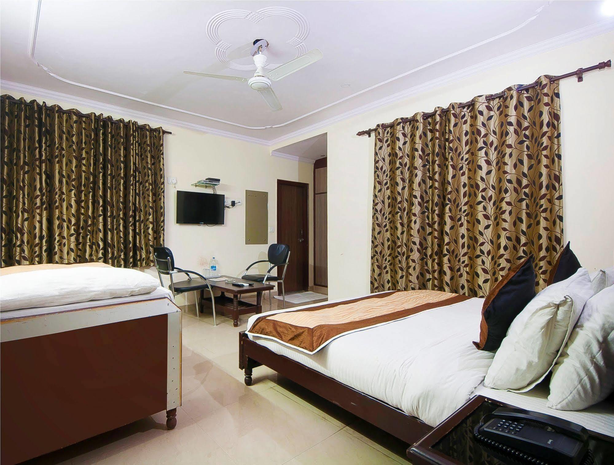 Charanpahari Hotel 뉴델리 외부 사진