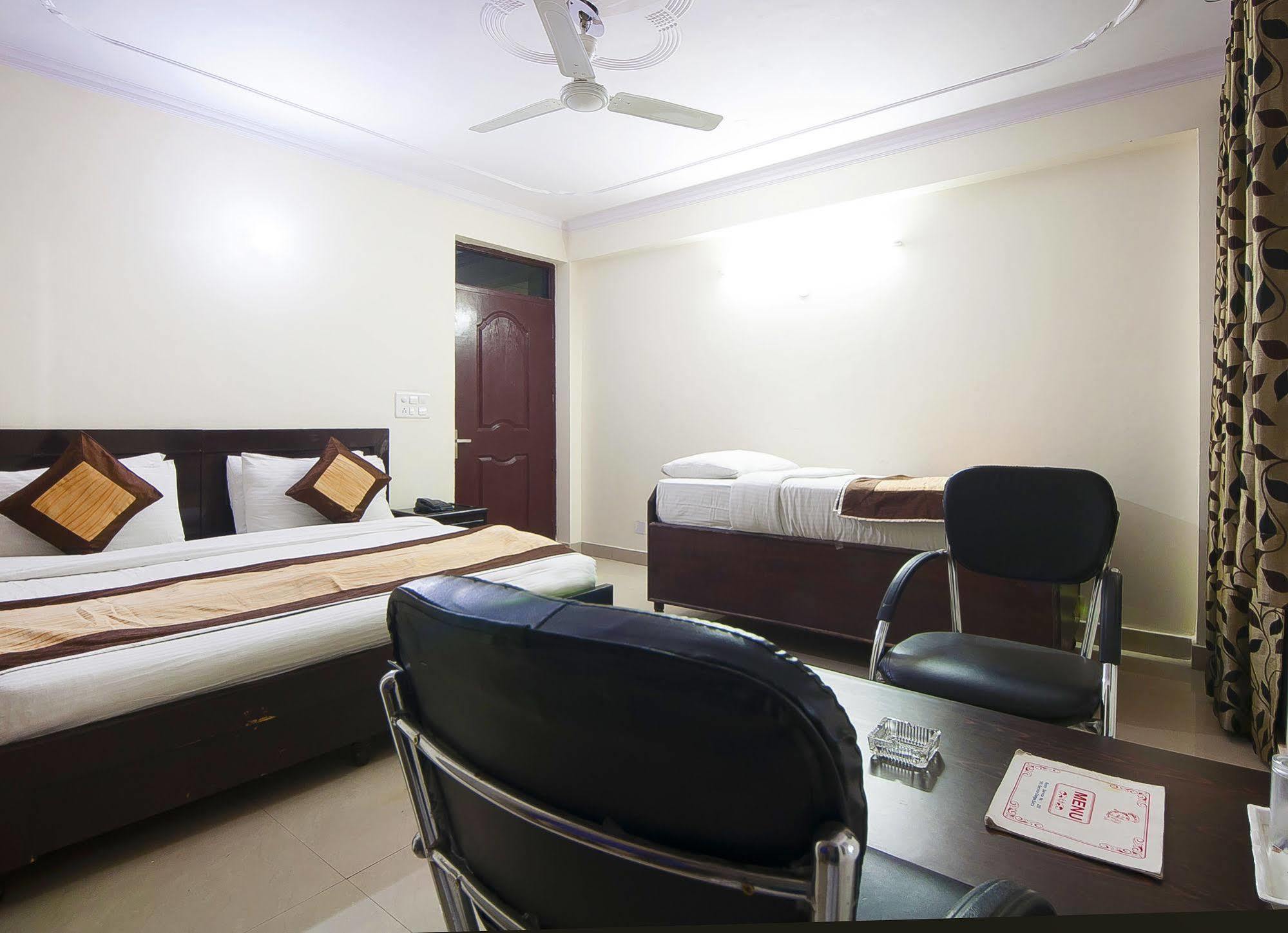 Charanpahari Hotel 뉴델리 외부 사진