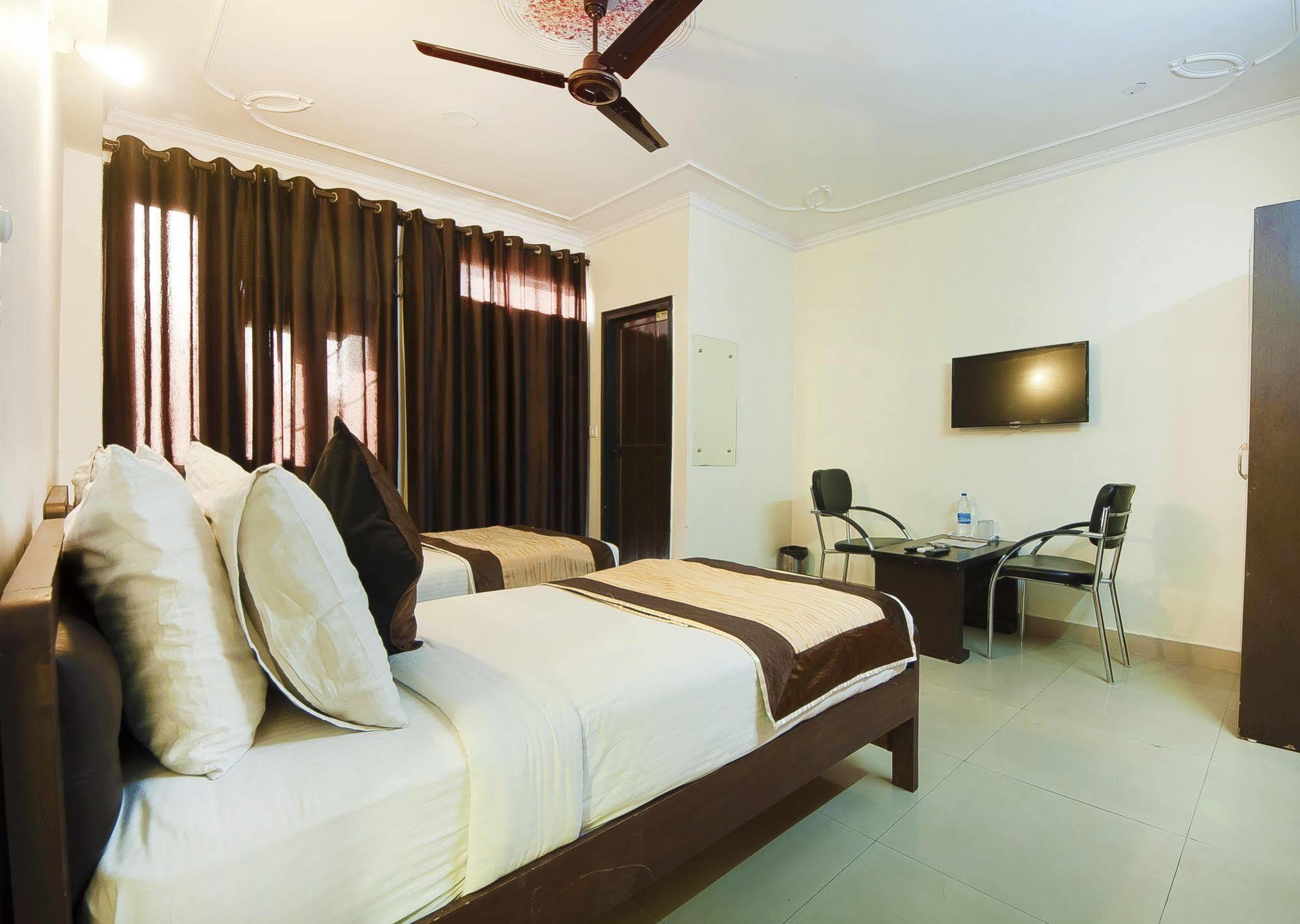 Charanpahari Hotel 뉴델리 외부 사진