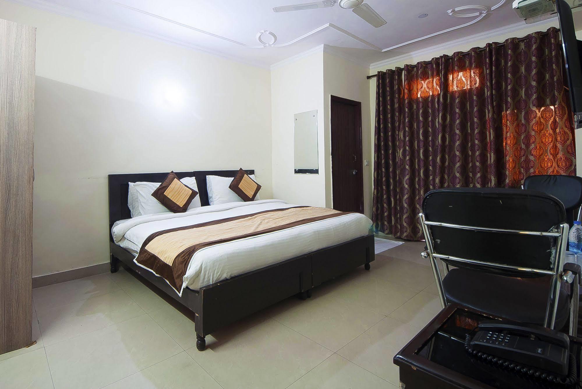 Charanpahari Hotel 뉴델리 외부 사진