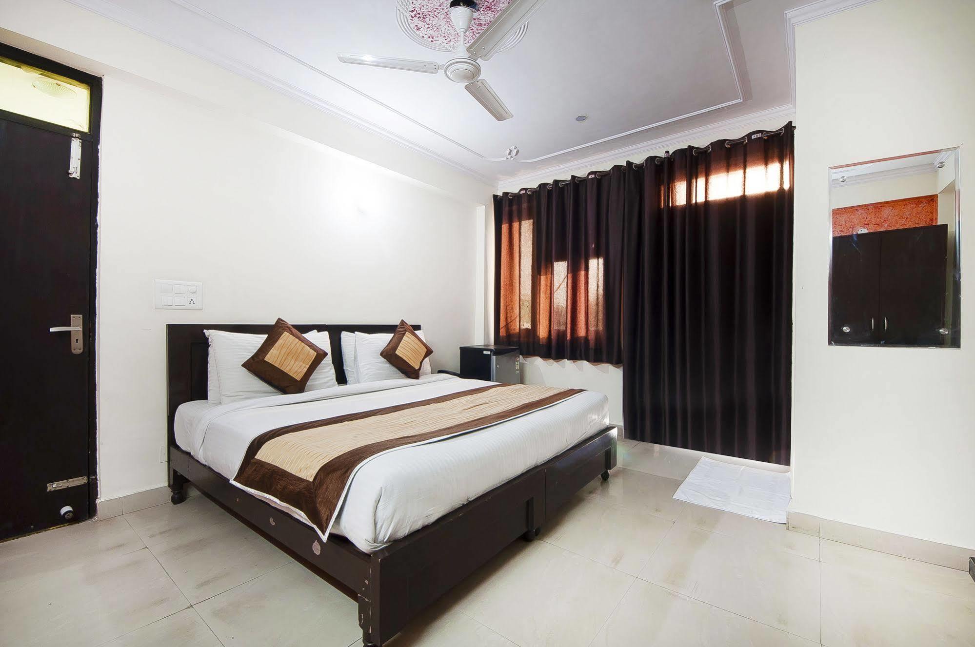 Charanpahari Hotel 뉴델리 외부 사진